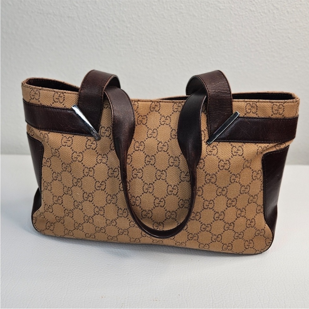 Authentic w’ COA Gucci “Catherine” Tan and Brown Signature Tote. SOLD‼️